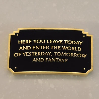 Mini placa de entrada de letrero de Disneyland de 2,5" | Decoración del hogar de Disneyland | Walt Disney Foto 1 de 4