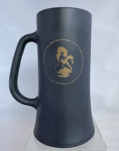 Taza de colección Playboy Club piedra negra mate oro negro grabado Playmate 6 1/2 pulgadas - Imagen 1 de 8