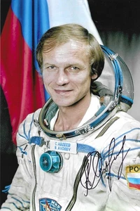 Offizielles Foto Portrait 8 x 12 signiert von Kosmonaut Avdeev Avdeyev im Raumanzug - Bild 1 von 2