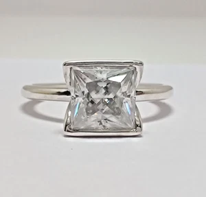 Eindrucksvoller moderner Statement-Ring 7 mm Prinzessin weiß Moissanit Lünette 925 Silber - Bild 1 von 8