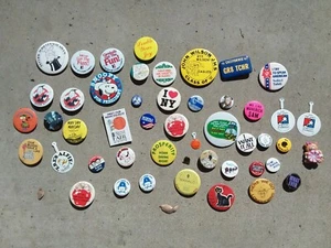 50 Pinback Buttons Werbung Deko Snoopy NY Reagan Karneval Politik - Bild 1 von 5