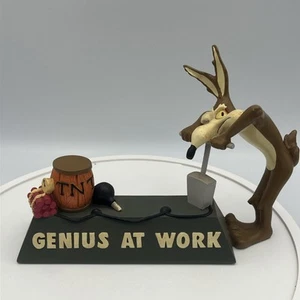 Estatuilla Estatua Wile E. Coyote "Genius At Work" para Escritorio 1995 Warner Bros Studio - Imagen 1 de 11
