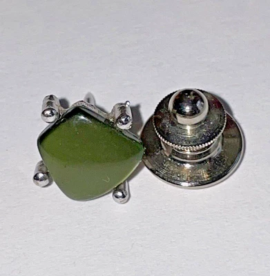 Sarah Coventry Green Tie Tack - Fecho de gravata ou pino de lapela parte traseira de aço inoxidável  - Imagem 1 de 4