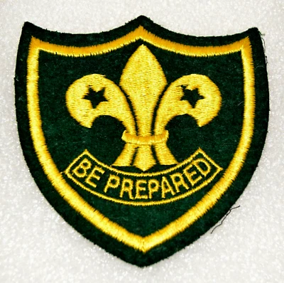 Be Prepared BOY SCOUTS CANADA Green Felt Crest Shield Gold Fleur des Lis SD86N1 - Image 1 of 4