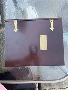 Bombay Company Caja de recuerdo de memoria bíblica Bisagras de placa de latón de madera 12,75” x 10” - Imagen 1 de 15