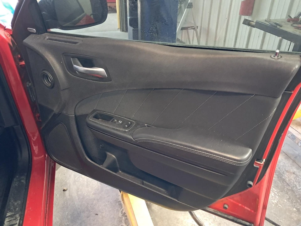Used Front Right Door Interior Trim Panel fits: 2018 Dodge Charger  Grade A - Imagem 1 de 4