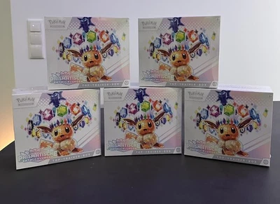 Pokémon Prismatische Entwicklungen Top Trainer Box Deutsch Neu OVP - Bild 1 von 4