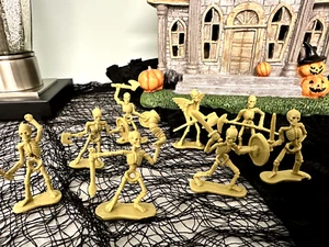 8 Stk. Halloween Skelet Armee Skelett Kunststoff Figuren Totenköpfe Knochen Äxte Schwerter - Bild 1 von 2