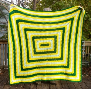 Manta afgana de ganchillo hecha a mano verde amarillo azul y blanco 2024 66"x65" NUEVA - Imagen 1 de 3