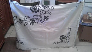 Mantel de lino vintage blanco con detalles negros, bordes festoneados 80" x 64" - Imagen 1 de 2