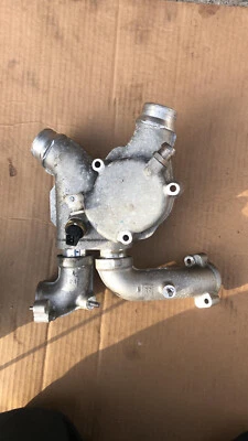 CARCASA TERMOSTATO MOTOR BMW M3 COLECTOR DISTRIBUCIÓN REFRIGERANTE S65 E90 E92 E93 Foto 1 de 4