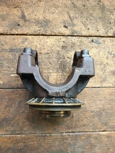 PINION YOKE 1330S SERIES U BOLT STYLE F250 F350 FORD 12 BOLT REAR 10.25 SHORT - Foto 1 di 3