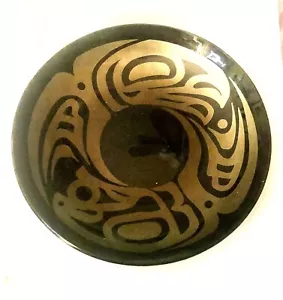 Tazón bajo de vidrio artístico inuit firmado de Alaska negro dorado águila conejo cola de ballena - Imagen 1 de 6