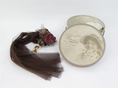 Victorian Trading Co 'Romántico sin esperanza' Sombrero Fascinador con Plumas de Pájaro Flor Foto 1 de 4