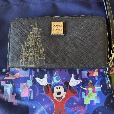 NUEVO CON ETIQUETAS Dooney & Bourke Disney World Castillo Cartera Muñequera Cenicienta Negro Dorado Foto 1 de 4