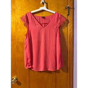 Top donna Torrid taglia 2 rosa corallo pizzo cappuccio manica scollo a V blusa - Foto 1 di 4