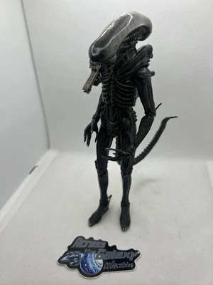 Figura de acción NECA Aliens Alien Warrior Xenomorph 8" 2018 Foto 1 de 4