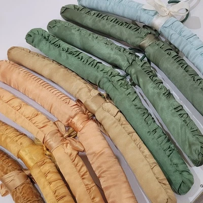 Lote 9 Cabides de Roupas Coloridos Vintage Acolchoados Cetim Veludo Boudoir Lingerie - Imagem 1 de 4