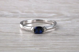 Halbkarätiger Ovalschliff Königsblauer Saphir gefasst in 18kt Weißgold Solitär - Bild 1 von 9