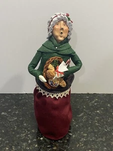 VTG 1998 THE CAROLERS BYERS CHOICE LTD "Lady W/Bread Candy Canes Cookies - Picture 1 of 10