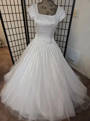 Vestido de novia modesto estilo fabricante desconocido P605M blanco talla 8 inferior 8 capas de tul Foto 1 de 4