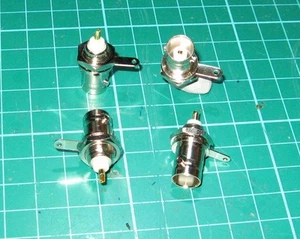 BNC 50 ohm femail tipo saldatura paratia presa DUE RF USO HF UHF RADIOAMATORE - Foto 1 di 1
