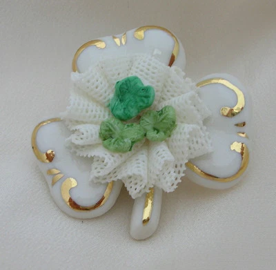Broche de porcelana irlandés Dresden blanco con trébol verde detalles de pintura de oro de 24 quilates Foto 1 de 4