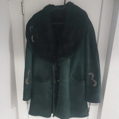  Abrigo forrado de piel de oveja. Exterior de gamuza verde con botones. Talla XL. Excelente estado Foto 1 de 4