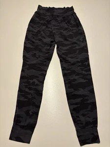 Athleta Camo Salutation Jogginghose Damen Größe St Small Tall - Bild 1 von 5