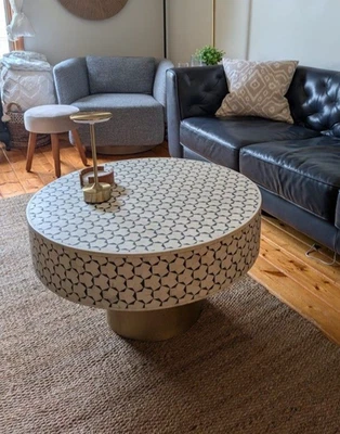 Mesa de centro Anthropologie con incrustaciones Targua grande 36 pulgadas de diámetro Foto 1 de 2