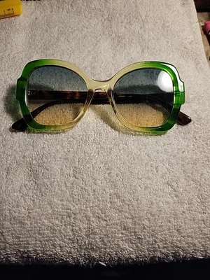 Gafas de sol Butterfly verdes y amarillas con brazos de caparazón de tortuga Foto 1 de 4