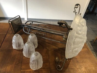 JOLIE SUSPENSION, LUSTRE EN FER FORGÉ ET VERRERIE FLEURS STYLISÉS  " ART DÉCO " - Photo 1/4