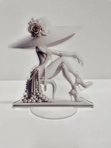 ACRYL 2D FIGUR DER GLAMOUR FRAU, HIGH HEEL SCHUHE, SITZEND AUF STUHL DEKOR - Bild 1 von 4