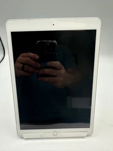 Apple iPad 7th Generation 128GB Silver Wi-Fi For Parts Only READ DESCRIPTION - Picture 1 of 6