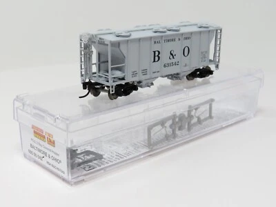 Micro-Trains N 09500042 Baltimore & Ohio PS-2 Covered Hopper Freight Car - Image 1 of 4