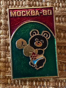 MOSCOW 1980  - OLYMPIC  MISHA MASCOT WEIGHTLIFTING PIN - Picture 1 of 1