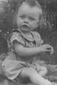 5C Foto Candid Snapshot Portrait Baby Mädchen 40er Jahre - Bild 1 von 3