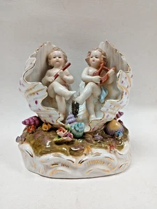 Antigua figura victoriana de porcelana concha de querubines pintada a mano - Imagen 1 de 4
