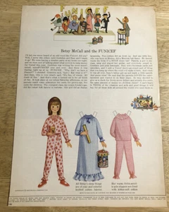Betsy McCall and the UNICEF 1965 - recorte de página de revista vintage - Imagen 1 de 1