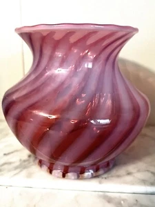 Beautiful Christmas Gift! Fenton hand blown raspberry cranberry swirl - Picture 1 of 2