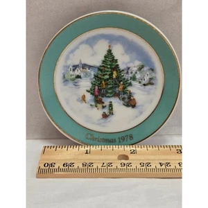 Avon Christmas 1978 Collectors Plate Trimming The Tree Vintage Decor - Picture 1 of 2