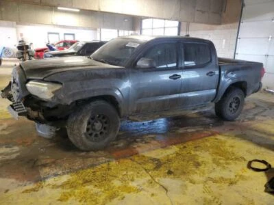 Consola central superior delantera usada se adapta a: Toyota Tacoma 2016 techo sin techo corredizo AT sin Foto 1 de 4