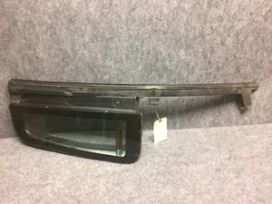 Chrysler Lebaron 1990-94 sedán de 4 puertas derecha 1/4 ventana trasera vidrio y marco conjunto 32041 - Imagen 1 de 4
