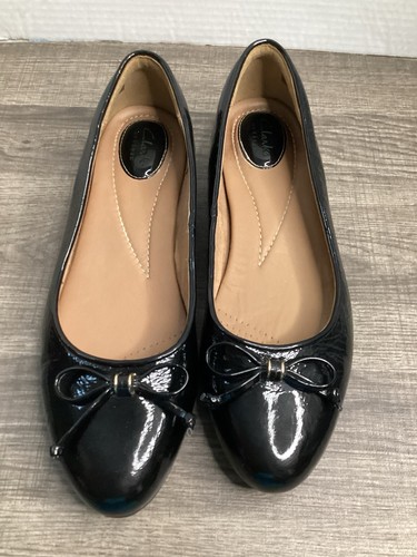 Clarks Artisan slip on in pelle verniciata nera con fiocco taglia 10 M