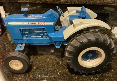 1972 Original UN-RESTORED ERTL Toy FORD 8000 Die-Cast Metal Farm Tractor 1:12 - Image 1 of 4