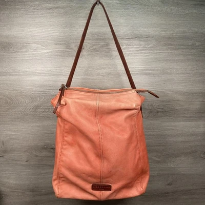 Bolso de Hombro Hobo de Cuero Liebeskind Berlin Cartera Inclinada Salmón Bolso Envejecido Foto 1 de 4