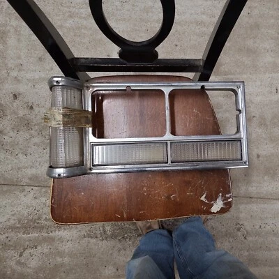 Bisel de faro derecho Lincoln Versailles 1975 Foto 1 de 4