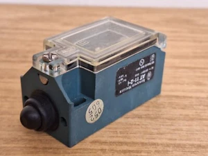 Klockner Moeller AT11-2-i Plunger Limit Switch 220/380V 6/4A - Picture 1 of 5