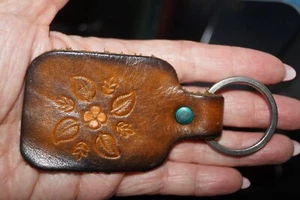 LLAVERO VINTAGE DE CUERO MECANIZADO AÑOS 70 HIPPIE BOHO FLOR - Imagen 1 de 3