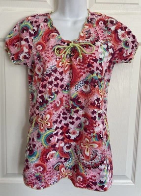 Camisa Médica Estampada KOI - Para Mujer Talla XS - Rosas/Pasteles/Corazón/Mariposa Foto 1 de 4